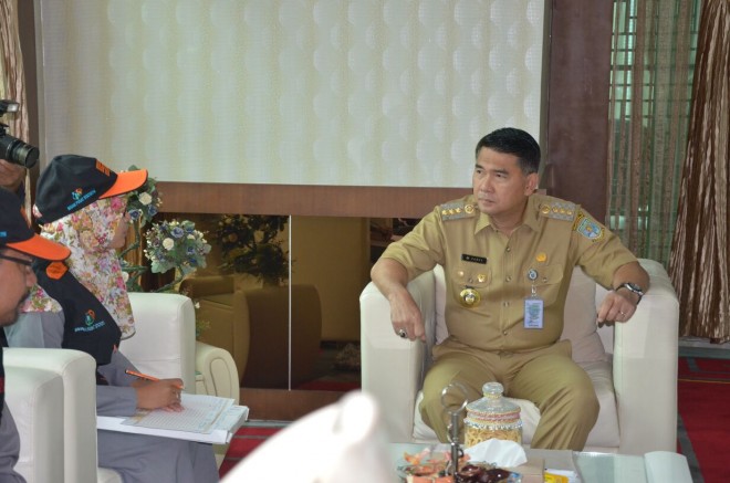 Walikota ketika menjawab pertanyaan dari petugas sensus.